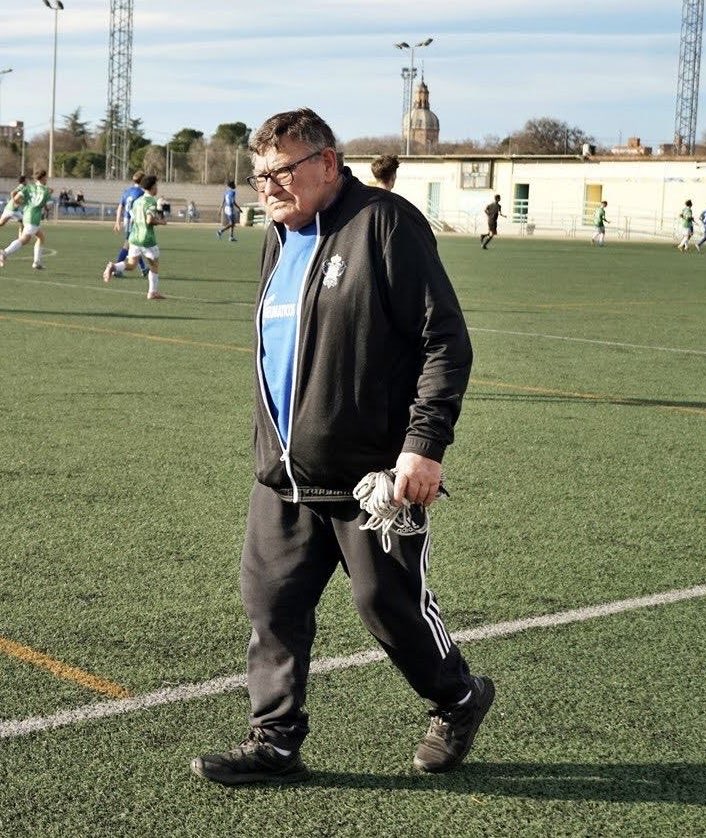 Cantera CF Talavera de la Reina (@canteracft) on Twitter photo 💪🏼 Queremos mandar un fuerte mensaje de ánimo a nuestro querido delegado <a href="/JosLuisAbe79956/">José Luis Abellán Bonilla</a>
Sabemos que no está siendo fácil, pero te sentimos muy cerca y te esperamos con los brazos abiertos. ¡Fuerza, amigo!  
Personas como tú hacen más grande a este club. 💙🤍 💪🏼 Queremos mandar un fuerte mensaje de ánimo a nuestro querido delegado <a href="/JosLuisAbe79956/">José Luis Abellán Bonilla</a>
Sabemos que no está siendo fácil, pero te sentimos muy cerca y te esperamos con los brazos abiertos. ¡Fuerza, amigo!  
Personas como tú hacen más grande a este club. 💙🤍