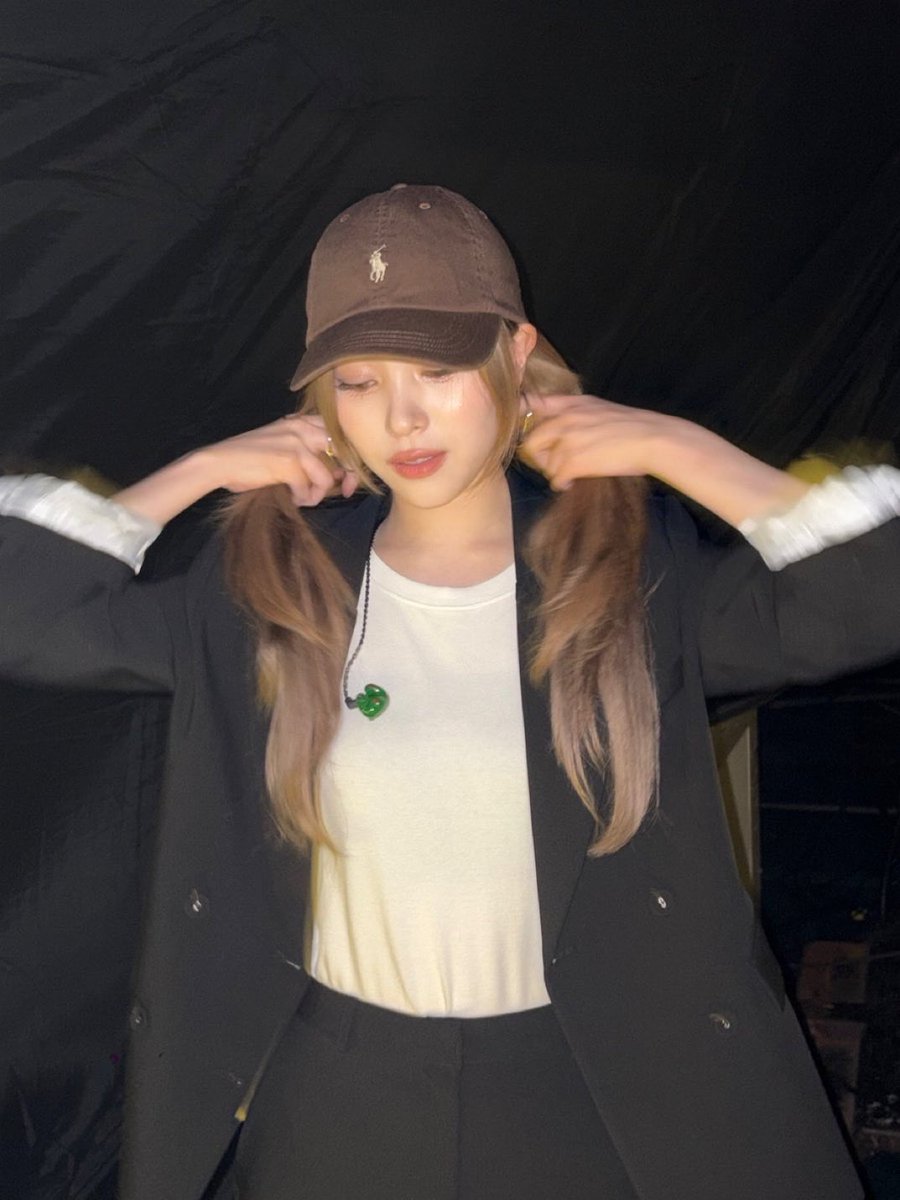 itzypopbase's tweet image. ITZY’s Ryujin looks bodacious in a recently shared photo.