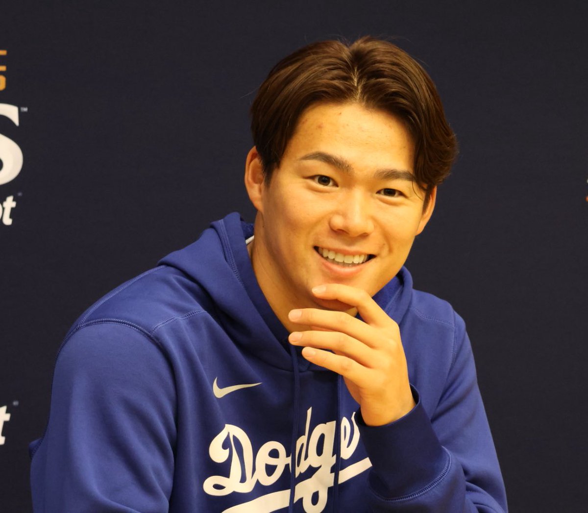 #ドジャース #山本由伸 投手

髪色を変えたことを会見で問われ…

「こんなところで話させて頂く話では全くございませんけど、前回ちょっと明るめにしていたので、なかなか美容院に行けるタイミングがなく、かなり伸びて明るくなっちゃったので、少し暗めにして。質問ありがとうございます」