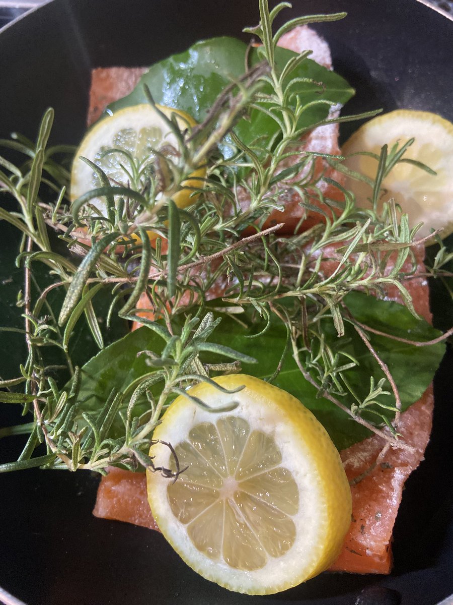 サーモンのバターソテー、ハーブとレモン🌿🍋