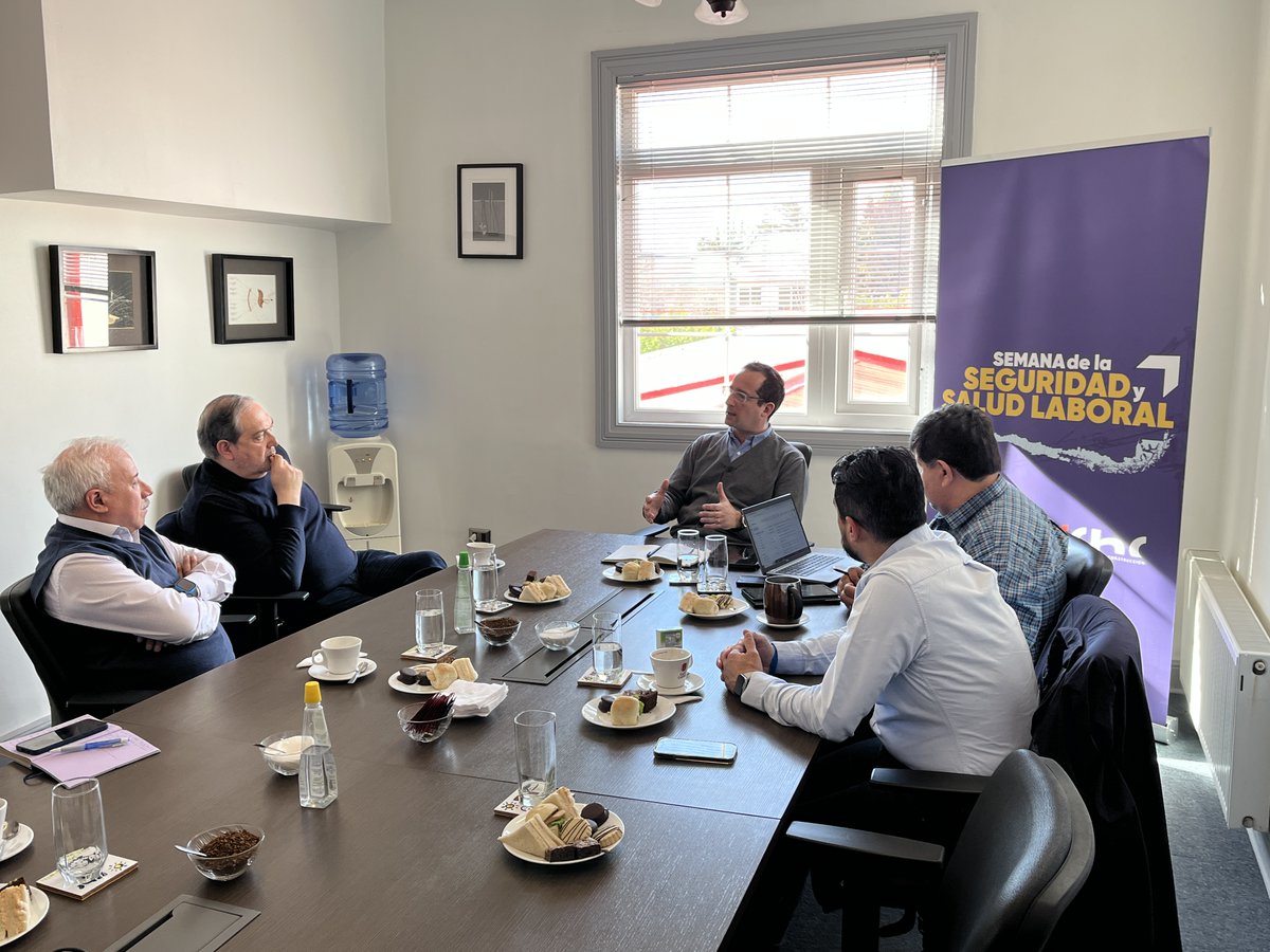 CChC #Magallanes se reunió con el diputado Carlos Bianchi para abordar el impacto de los recortes presupuestarios en inversión regional y empleo. cchc.cl/noticias/camar… 
<a href="/CarlosBianchiCh/">Diputado Carlos Bianchi Chelech</a> <a href="/CChC_Chile/">Cámara Chilena de la Construcción</a>