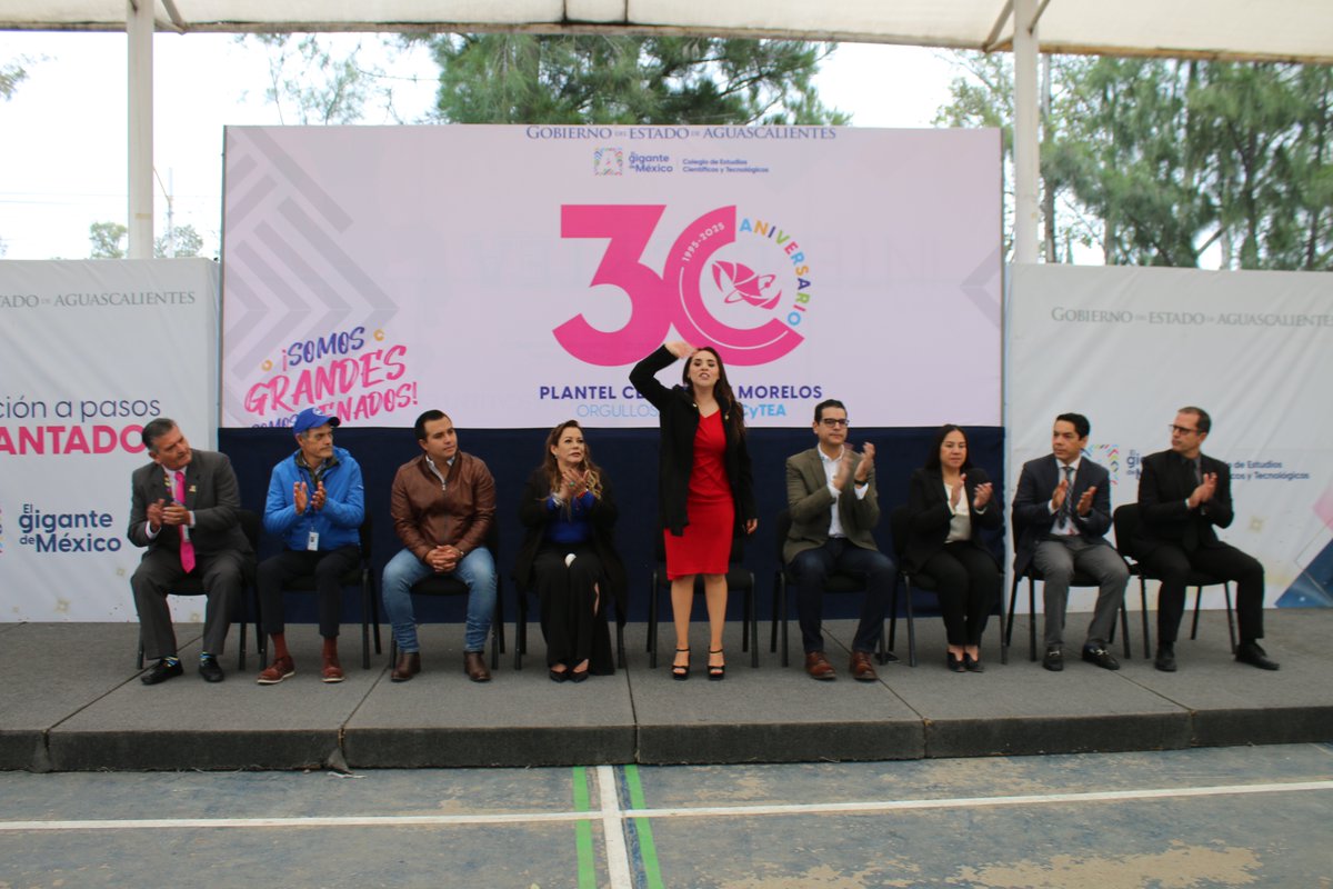 Armando López Campa, asistió a la ceremonia de Honores a la Bandera realizada en el Cecytea Plantel Morelos, en representación de nuestra institución. ¡Felicidades por sus 30 años de compromiso la formación integral de las y los jóvenes aguascalentenses!
#SomosLobos