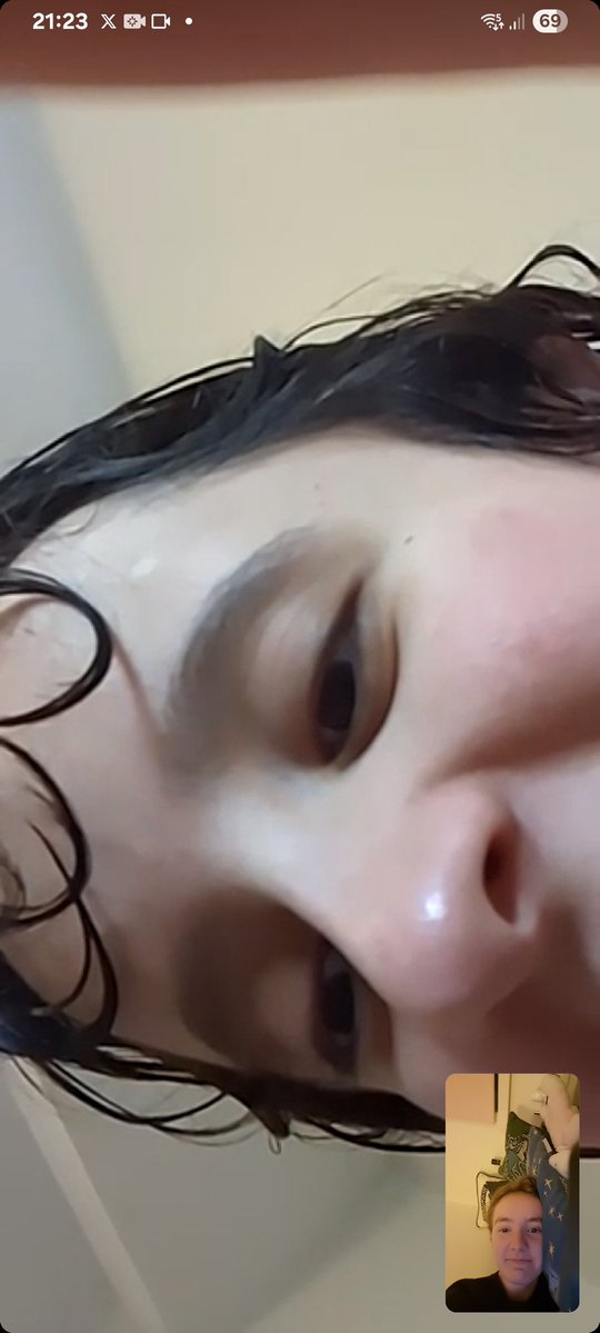 Feeb4z's tweet image. Why watch a youtube video when ur oomf will video call u while they watch the entire thing