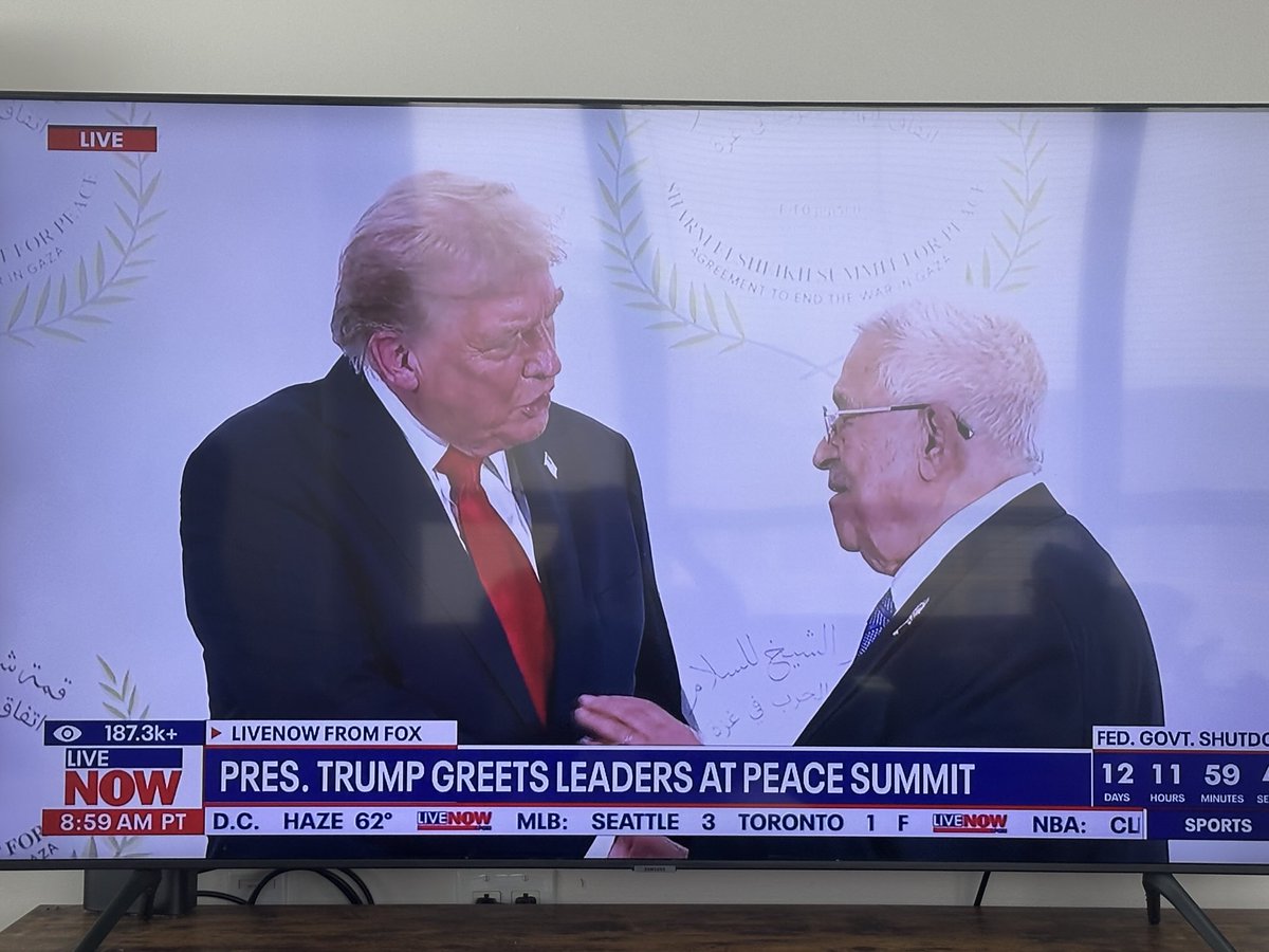 Foto de Pte Trump con el Pte palestino Abas , en Egipto . Día histórico. Paz ha llegado a Medio Oriente.