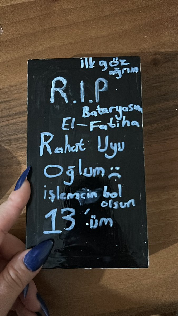 kardeşimin telefonu kırılınca kılıfına yazdığına bakın 😴