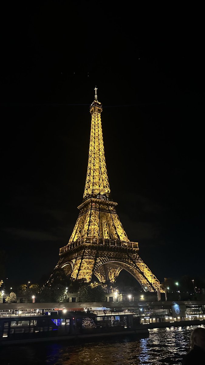 PedroLambertini's tweet image. La Torre Eiffel tiene algo que te enamora. Es imponente, no podés dejar de verla. La recomiendo de noche desde el Sena, como tomé esta foto.