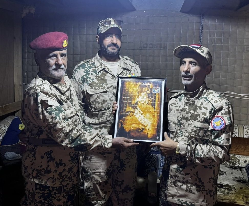 بمناسبة الذكرى 62 ل ثورة 14 من اكتوبر  
قام اللواء الركن #حسن_لبوزه قائد محور البرح بزيارة اخوية إلى قيادة محور الحديدة  حيث قدم خلالها هدية رمزية #للعميد_زايد_منصر #قائد_محور_الحديدة ( صورة ل أبيات شعر  لعمّه مفجر ثورة اكتوبر اللواء راجح بن قاسم  لبوزه) 
#المقاومة_الوطنية
#Yemen