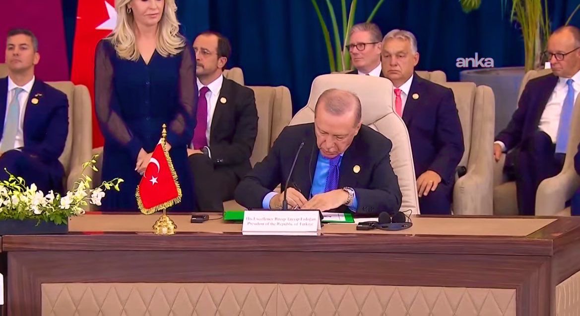 schalils's tweet photo. Bir imza milyonların duası…

Liderlik; yüzyıllar boyu hatırlanacak. 🇹🇷

Dünya Lideri
#KüreselLiderErdoğan
#BarışınÖncüsü
@RTErdogan https://t.co/QVSMudnIWG