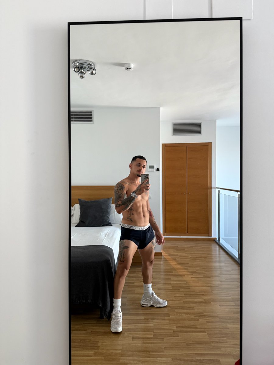 theale09_ tweet media