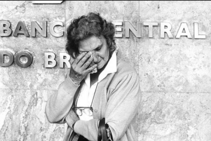 MomentsofBrazi1's tweet image. Mulher chora em frente ao Banco Central, após suas economias serem confiscadas pelo governo Collor (1990)