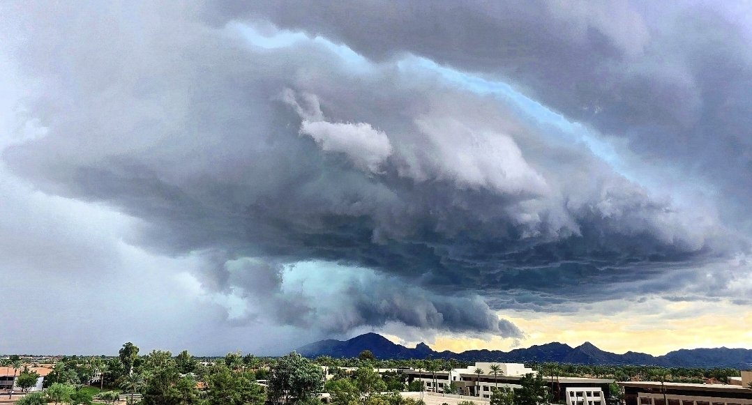 Incredible severe storm over Phoenix dwarfing Camelback Mountain. #azwx