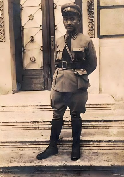 2016年在日本发现的 顾顺章 清晰影像，填补空白!

中共历史上最危险的叛徒顾顺章，在2016年之前，史学界所掌握的其人影像，仅仅是一张模糊不清半身照。不过，在2016年之后，有学者在日本发现一张1927年由日本人留下的顾顺章全身照片，填补了历史的空白。