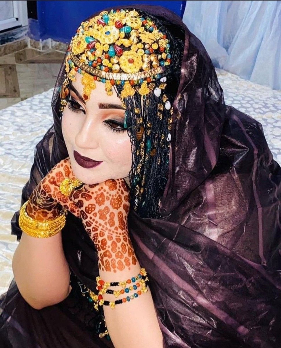 أحتوي الناس اللي أحبّهم حتى بصمتي 🤍