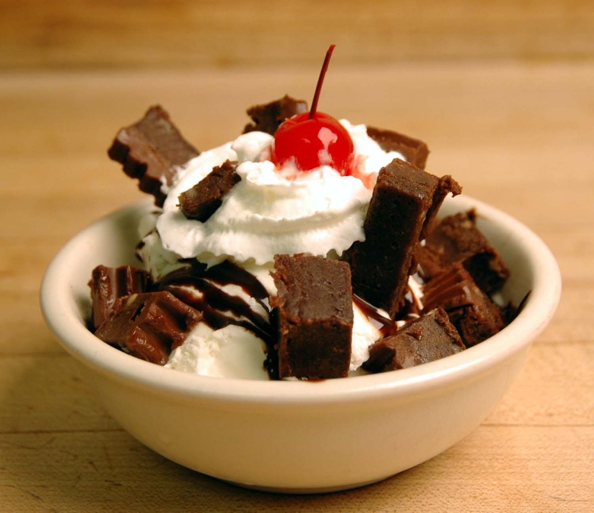 PinPizza's tweet photo. Chocolate lovers, rejoice! Our Brownie Delight is the ultimate way to celebrate National Chocolate Day. 🍫🍨🍫
#NationalChocolateDay #Brownie #PinPizza #Pinocchios #VisitMediaPA #MediaPA #DestinationDelco #Delco #DelcoEats #DelcoPA #Pizzeria #PizzaRestaurant https://t.co/eJaFADgqsr