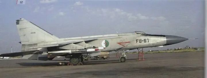 الماضي العريق الذي يجعل تفتخر..أكد رئيس #الجزائر 🇩🇿 في تصريح غير مسبوق تدبير #إسرائيل 🇮🇱 مخطط لاستهداف البلد يوم إعلان قيام دولة #فلسطين 🇵🇸 فيها

وقتها كانت لدينا ترسانة سوفييتية☭ متطورة من دفاعات S-125 وأصابع الموت SAM-6 ورادارات إنذار

جوا MiG-25 الخطيرة وبحرا غواصات Kilo-877.