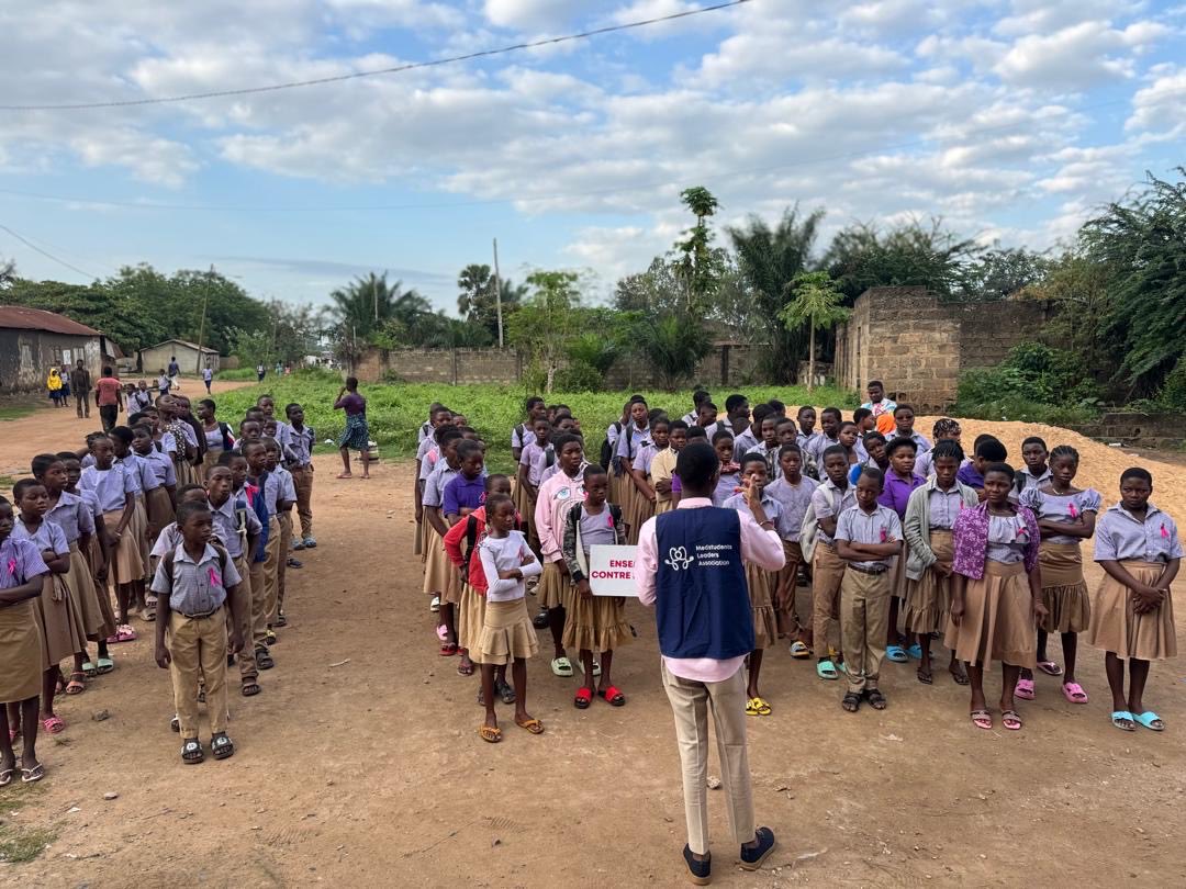 Nehemie_LIASS's tweet photo. J’ai eu l’opportunité de participer à la tournée de #MlaTourRose2025 avec les collègues de @medstudent leaders à Notsé. Ce fut un moment de sensibilisation enrichissant envers la population. Le cancer de sein un véritable fléau, Detecté tôt, bien traité 

#OctobreRose https://t.co/11ZzPGLPRY