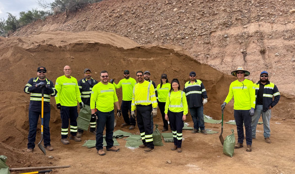 Neighbors helping neighbors 💙
When floods hit Globe-Miami, Resolution Copper showed up:
🧹 Cleaned up businesses
📦 Delivered 150+ grief boxes
🧺 Donated $1,5K in supplies
💸 $1M donated to flood relief

Read more: resolutioncopper.com/resolution-cop…

#CopperStrong #GlobeMiamiRelief