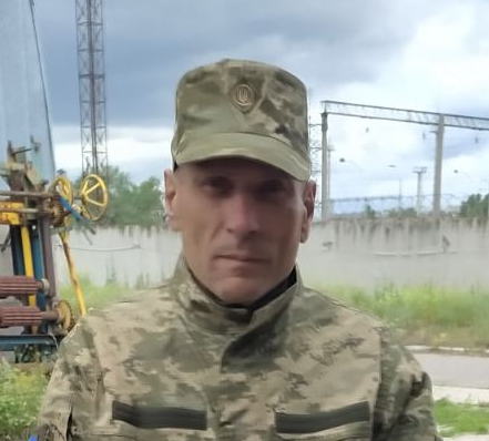 Друзі, потрібна ваша допомога, порада, хз..
Кароч, моя подруга опікується оцим бійцем, це Сергій, 127 бригада Харківске ТРО, під Вовчанськом майже весь його взвод загинув, вижили лише 2є і він. Втратив ногу і наразі знаходиться на лікуванні в Києві, ін-т Шалімова.
Власне, питання