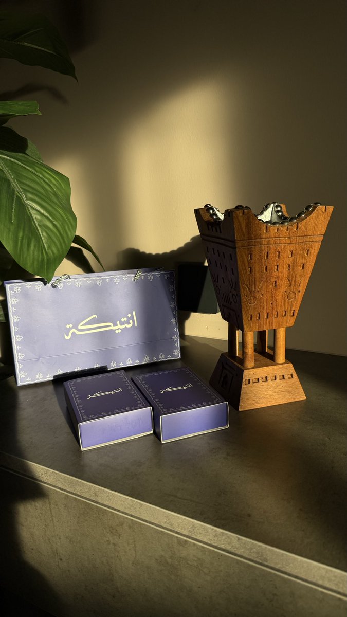 انتيكة ….

مو بس عود .. 
هذا شعور فخم مغلف برائحة الفخامة و الجمال 💙

#عود #عود_طبيعي #عود_محسن #عود_فخم #العود_الطبيعي #العود_المحسن #العود_الازرق #بخور #فخم #فخامة #اكسبلور #الرياض #الخبر #الدمام #عسير #الجنوب #جده #خشب #جلديات #موسم_الرياض #هاف_مليون #جمعة_طيبة