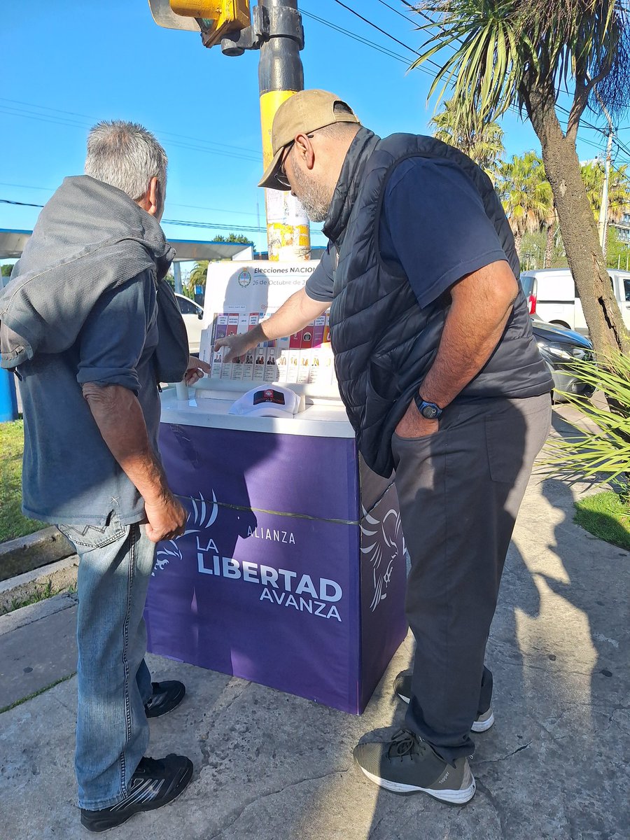 uniendovalores's tweet photo. Seguimos conversando con los vecinos  sobre el voto con la BUP https://t.co/YsgGky5juG