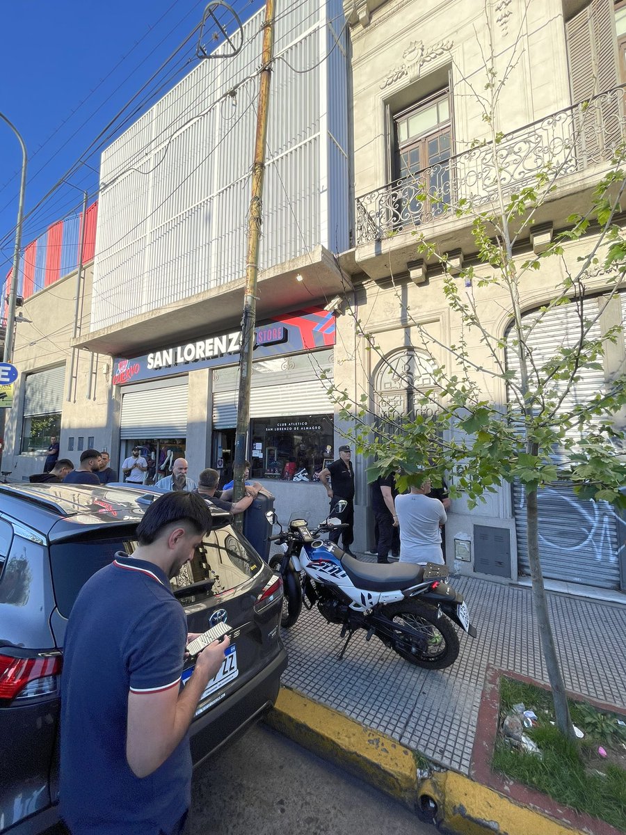 🔵🔴 La gente de #SanLorenzo se está AUTOCONVOCANDO en la Sede de Avenida La Plata esperando que salga Marcelo Moretti. 

*️⃣ Aún sigue adentro de la Sede.