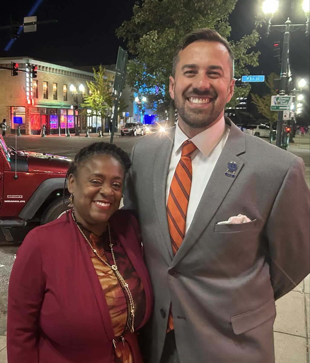 MikeMcGPontiac's tweet image. Pontiac School Board Vice President Kenyada Bowman endorses Mike McGuinness for Mayor of Pontiac! Mike and Kenyada served together on the School Board, and she was Vice President when Mike led as Board President. #WeLikeMike #LetsGoPontiac