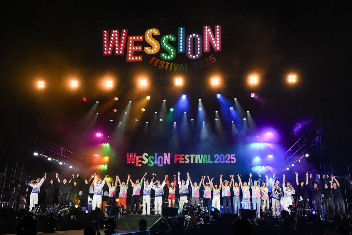 oricon's tweet photo. WEST.初の主催野外フェス
『WESSION FESTIVAL 2025』

豪華アーティスト競演の
2日間で約6万人が熱狂🔥

重岡大毅「今すごく幸せです」
濵田崇裕「来年も再来年も開催したい❗️」

🌈7人のコメント＆セットリスト／写真78枚
https://t.co/EQ6CedWu9d

#WESSIONフェス #WESTꓸ https://t.co/u1tOhw6ZpW