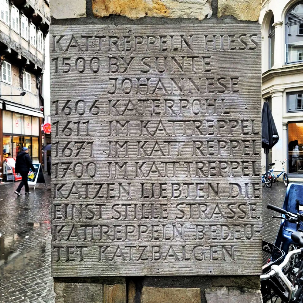 Virginia1Gina's tweet image. Inscriptions on the monolith, translated from German to English, convey two messages: "Cats loved this once quiet street," emphasizing the historical presence of felines in the area. Another engraving states, "Kattreppeln means Katzbalgen"
see ALT