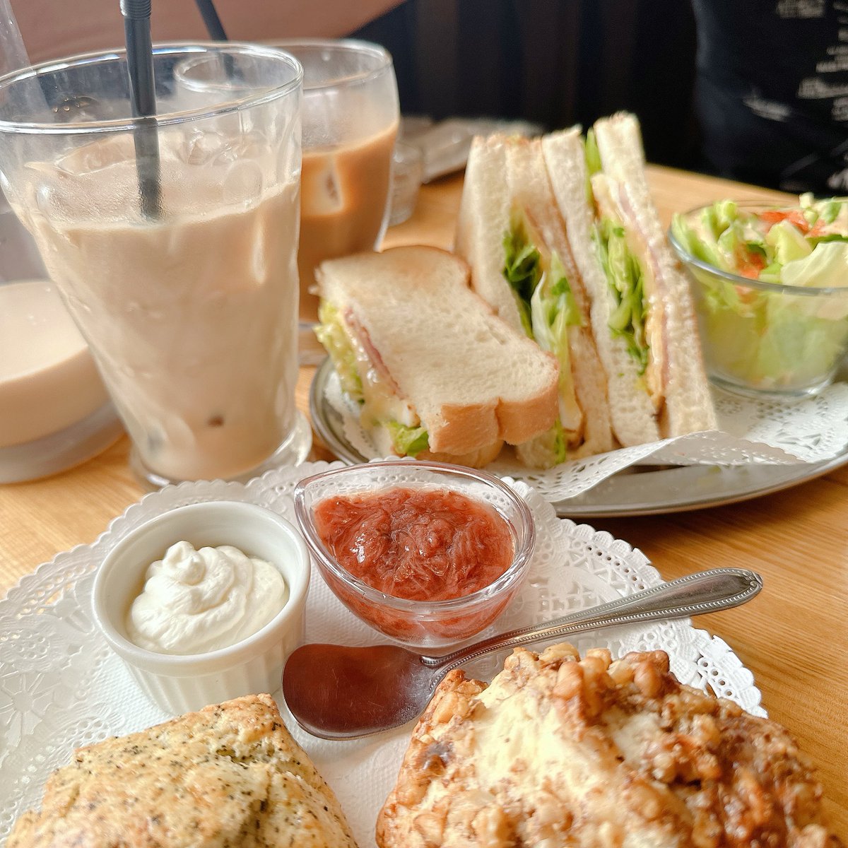 昨日は結婚記念日で旦那ちゃんと1日お出かけ🚗³₃
リングを買ってもらいました💍サイズ変更があるから出来上がりまで3週間かかるんだって💦
待ち遠しいなあ…
昼間はカフェ行って夜はおいしいお寿司食べてきました🍣