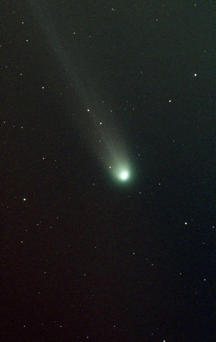 エメラルド色のような「レモン彗星」が地球に接近中です。10月14日の明け方、当クラブの会員が撮影しました。尾が一段と伸びて形もはっきりしてきました。今週末からは夕方の西の空でも見られるようになります。3等から4等星の明るさになり暗い場所では肉眼でも確認出来るのではと期待されています。楽