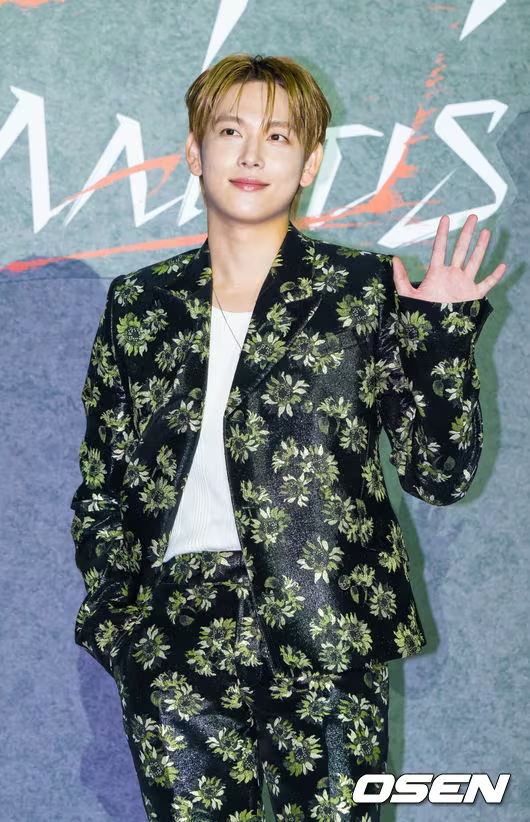 Hangul_Yoja's tweet photo. Get ready to hear a new side of Yim Siwan! 🎤 After serenading us with iconic OSTs for years ("Misaeng," "Run On," and more), he's finally releasing his FIRST-EVER solo album since his 2010 debut with ZE:A.
A new chapter begins with SM Entertainment. #YimSiwan #FirstSoloAlbum https://t.co/BLoUsqXji8