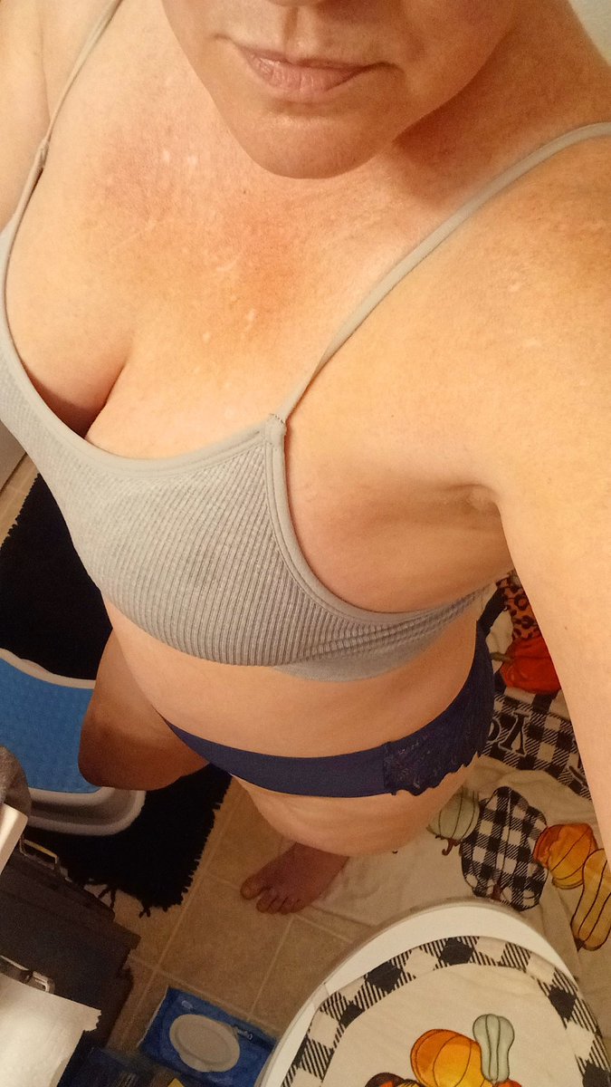 xnormalxoxo's tweet image. Posting these pics being self-conscious but trying to overcome the fact that I do not have that 20 year old body anymore 😭😭😭 I am gaining some weight and really struggling with it because I honestly don't eat all the time but these hormone imbalances are taking its toll!