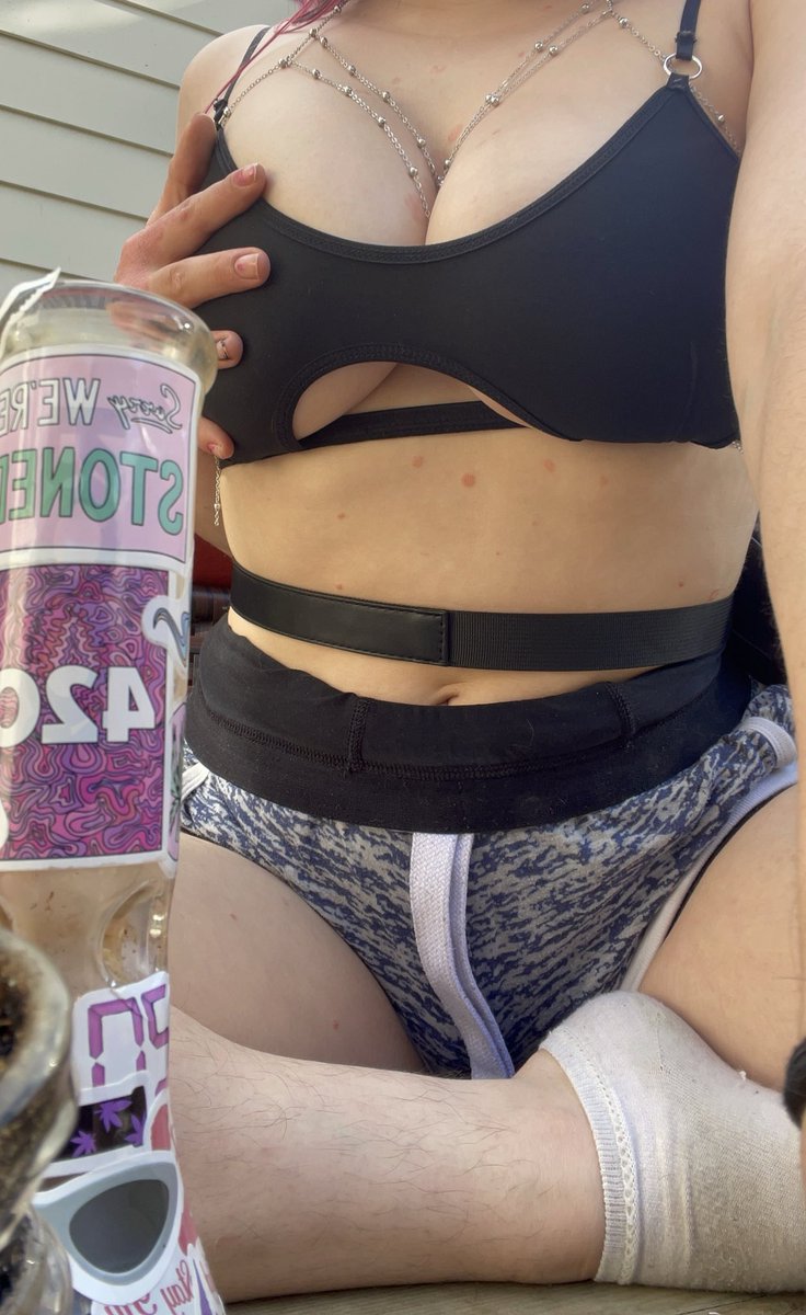 mojocams12's tweet photo. I like wearing as little as possible in my backyard🤭

#curvy #stonerbabes https://t.co/pppCe39tkL