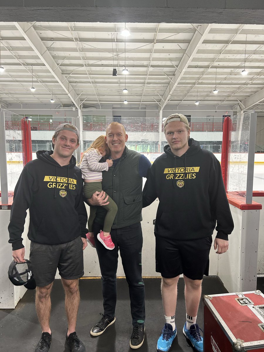 Great to catch up with Vidar Blixt and Niklas Karjalainen on the <a href="/BCHLGrizzlies/">Victoria Grizzlies</a>! #BCHL #NCAAHockey Zoë was a bit shy 😂