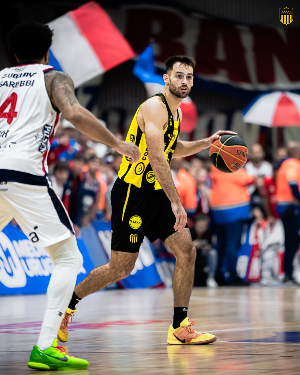 TRIUNFAZO CLÁSICO. Con un partidazo de Santiago Véscovi como figura estelar, Peñarol aplastó a Nacional en su cancha en cifras de 87 a 62. Gran victoria en el debut de la Liga, grata primera impresión del equipo jugando oficialmente por primera vez. Importante golpe en la mesa.