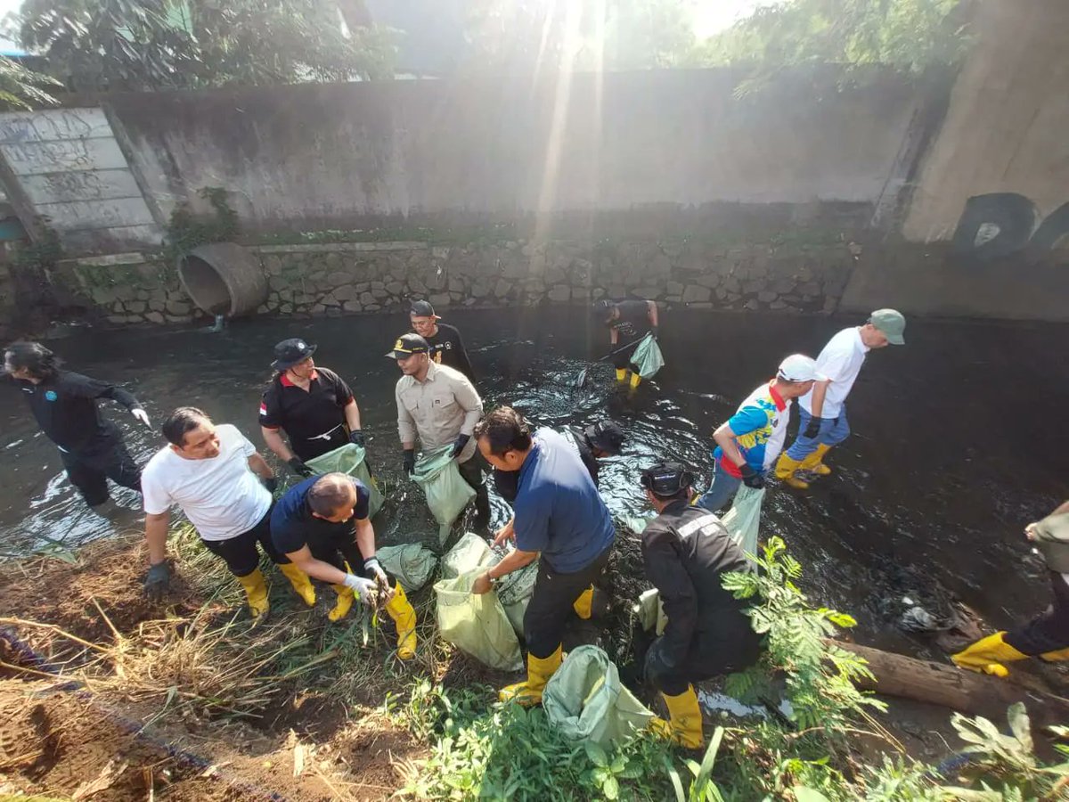 Menteri LH Bersama Pemkot Depok dan Warga Bersihkan Sungai Cipinang

berita.depok.go.id/menteri-lh-ber…