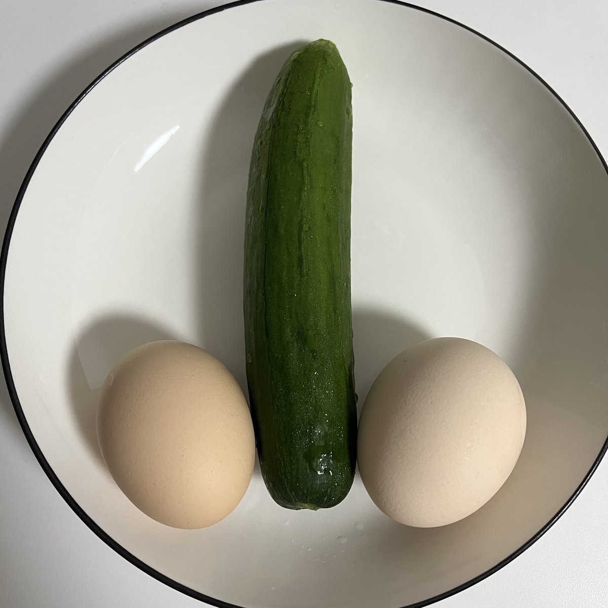 早餐，两个鸡蛋一条水果黄瓜👇