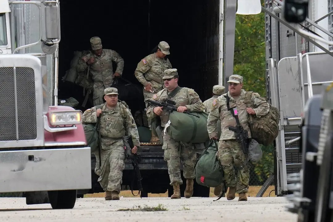 Mollyploofkins's tweet image. Some Texas National Guard soldiers deployed to Chicago have been sent home for failing to meet fitness standards after an ABC News photo of heavyset troops went viral. archive.is/Qk6xY