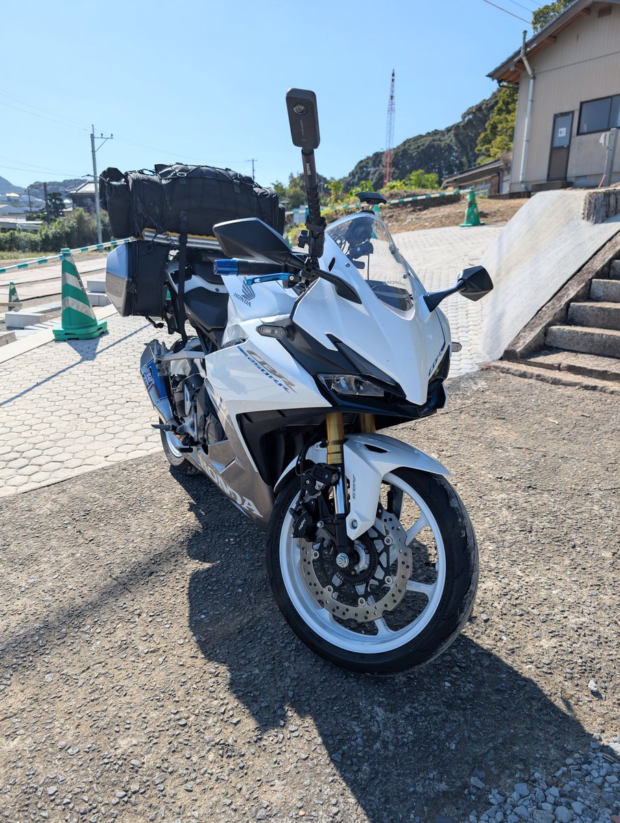 toshi_jinja's tweet photo. ⠀
【10月10日のライダー様】⠀
⠀
10月10日、秋田県からお越しのライダー様。⠀
⠀
記憶がある限りでは、当神社にバイクでお越しの中では最遠方からお越しの方だと思います。遠いところお越し頂き、ありがとうございました。⠀
⠀
キャンプ道具など大きな荷物を載せて九州の御刻印ツーリングをしているそうです。⠀
⠀
360°カメラが付いてたのでYoutubeでもしている方なのかと思いきや、旅の記録のために撮影してるとのことでした。⠀
⠀
どうぞ九州を楽しんでお帰り下さい。秋田までご安全に〜👋⠀
⠀
【HONDA CBR250RR】⠀
以前にも同じ車種の方が来られましたので説明は割愛しますが、こちらの方のCBR250RRは以前来られた方より新しい型です。⠀
⠀
白いカウルが太陽に照らされてカッコいいです。⠀
⠀
※撮影と投稿の許可は頂いてます⠀
⠀
#九州ツーリング⠀
#HONDA⠀
#CBR250RR⠀
#久山年神社⁡⁡⁡⠀
#久山稲荷神社⁡⁡⁡⠀
#御朱印⁡⁡⁡⠀
#九州御朱印⁡⁡⁡⠀
#長崎御朱印⁡⁡⁡⠀
#カラフル御朱印⁡⁡⁡⠀
#アート御朱印⁡⁡⁡⠀
#御朱印巡り⁡⁡⁡⁡⠀
⁡⁡⁡⁡⁡⁡⁡⁡#御刻印⁡⁡⁡⁡⠀
#御刻印巡り⁡⁡⁡⁡⠀
#御刻印守⁡⁡⁡⁡⠀
#疾風巡拝プロジェクト⁡⁡⠀
#長崎県⁡⁡⁡⠀
#諌早市⁡⁡⁡⠀
#神社⁡⁡⁡⠀
#神道⠀