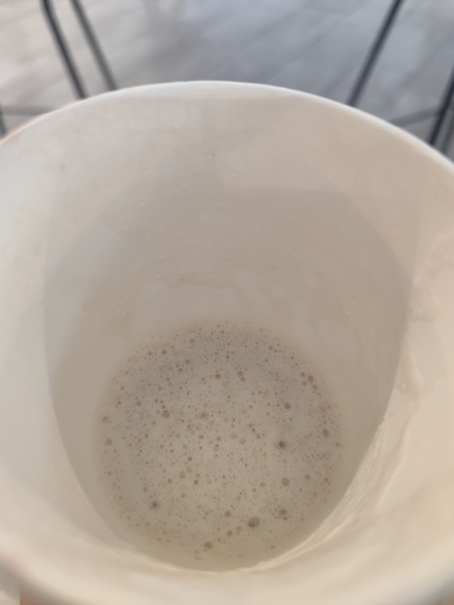 netgi's tweet photo. @DunkinDonuts ¡Experiencia decepcionante! Pedí un té con leche y me dieron ¡menos de 2 dedos de leche! La empleada me dijo que si no quería agua, ¡eso era lo que me podía dar! No pueden vender un enjuague de producto. y cobran  $2790  por esa gota de leche en Mall  plaza oeste https://t.co/2ilwiwGxv8
