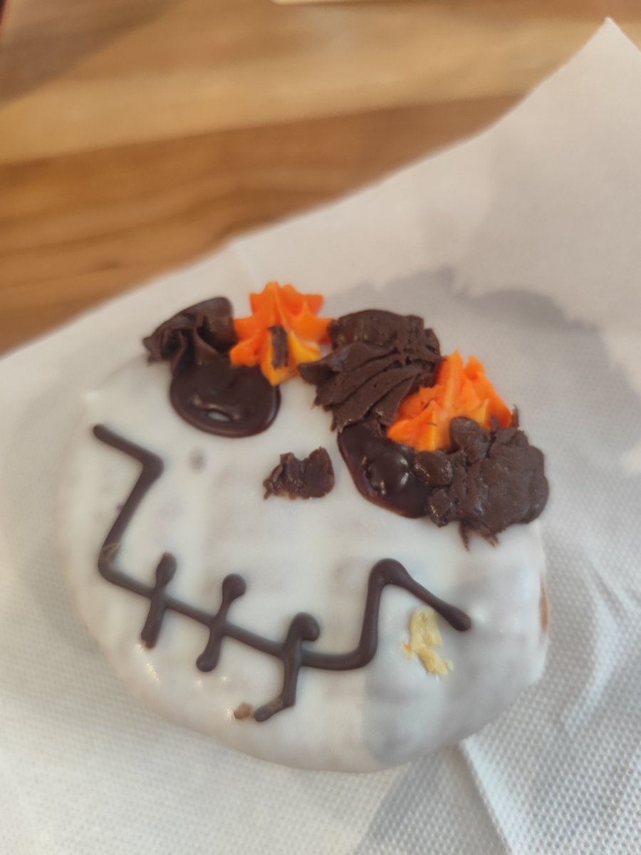 netgi's tweet photo. @DunkinDonuts ¡Experiencia decepcionante! Pedí un té con leche y me dieron ¡menos de 2 dedos de leche! La empleada me dijo que si no quería agua, ¡eso era lo que me podía dar! No pueden vender un enjuague de producto. y cobran  $2790  por esa gota de leche en Mall  plaza oeste https://t.co/2ilwiwGxv8