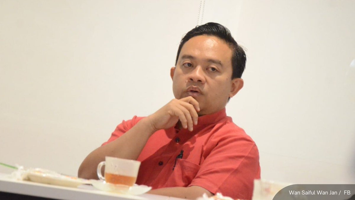 NewsBFM's tweet photo. Bersatu has sacked Tasek Gelugor MP Wan Saiful and suspended Machang MP Wan Ahmad Fayhsal for one term.

The disciplinary board cited breaches of the party constitution and Code of Ethics, reportedly linked to an attempt to push party president Muhyiddin Yassin to hand leadership to deputy Hamzah Zainudin.

🧵 1