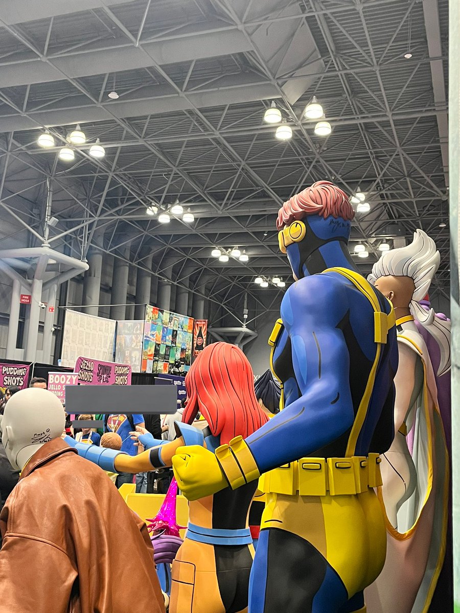 RarirureRiina's tweet image. X-menになれるコーナー🩷
人形の頭の後ろにはサインが。
#NYCC2025