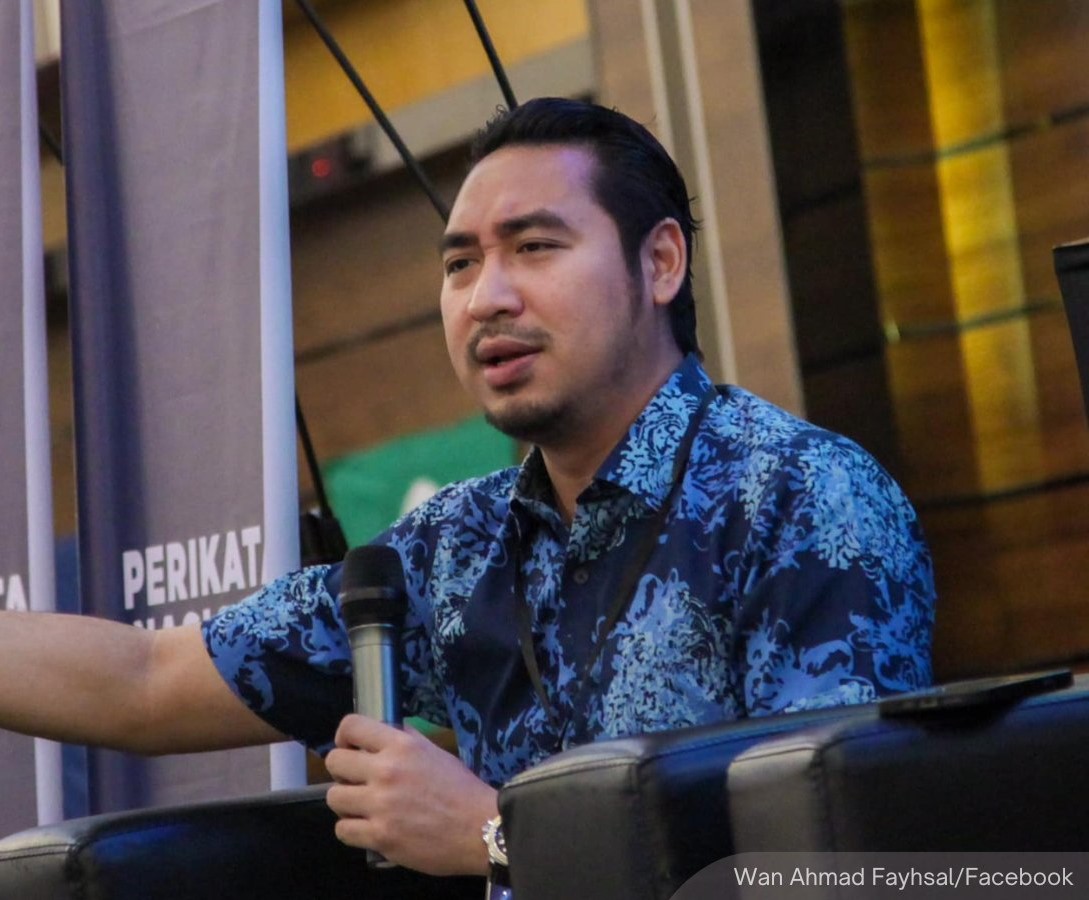 NewsBFM's tweet photo. Bersatu has sacked Tasek Gelugor MP Wan Saiful and suspended Machang MP Wan Ahmad Fayhsal for one term.

The disciplinary board cited breaches of the party constitution and Code of Ethics, reportedly linked to an attempt to push party president Muhyiddin Yassin to hand leadership to deputy Hamzah Zainudin.

🧵 1