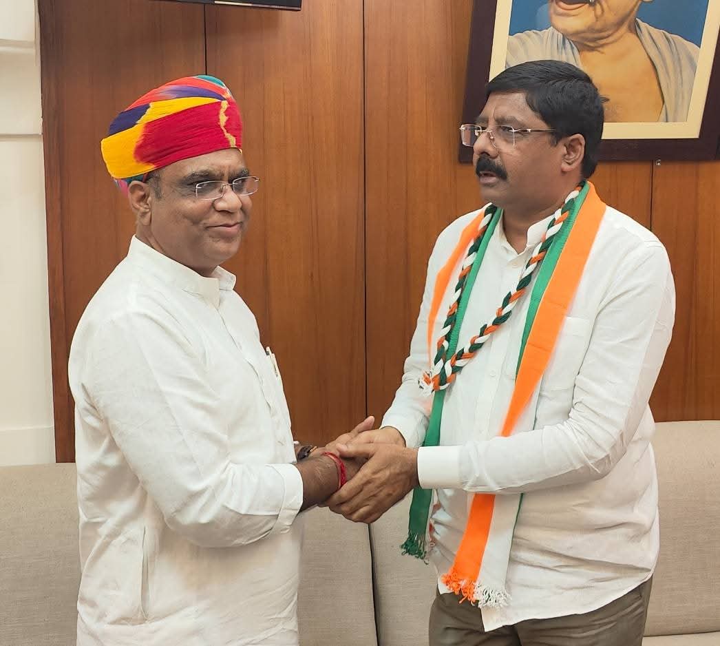 आज प्रदेश कांग्रेस मुख्यालय में आंध्र प्रदेश के पूर्व अध्यक्ष CWC सदस्य श्री गिडुगु रूद्र राजू जी के पधारने पर स्वागत किया एवं संगठन सृजन अभियान के तहत जयपुर जिला शहर अध्यक्ष व अन्य संगठनात्मक गतिविधियों के बारे में विस्तृत चर्चा हुई।
<a href="/INCIndia/">Congress</a> <a href="/INCRajasthan/">Rajasthan PCC</a> <a href="/GovindDotasra/">Govind Singh Dotasra</a>