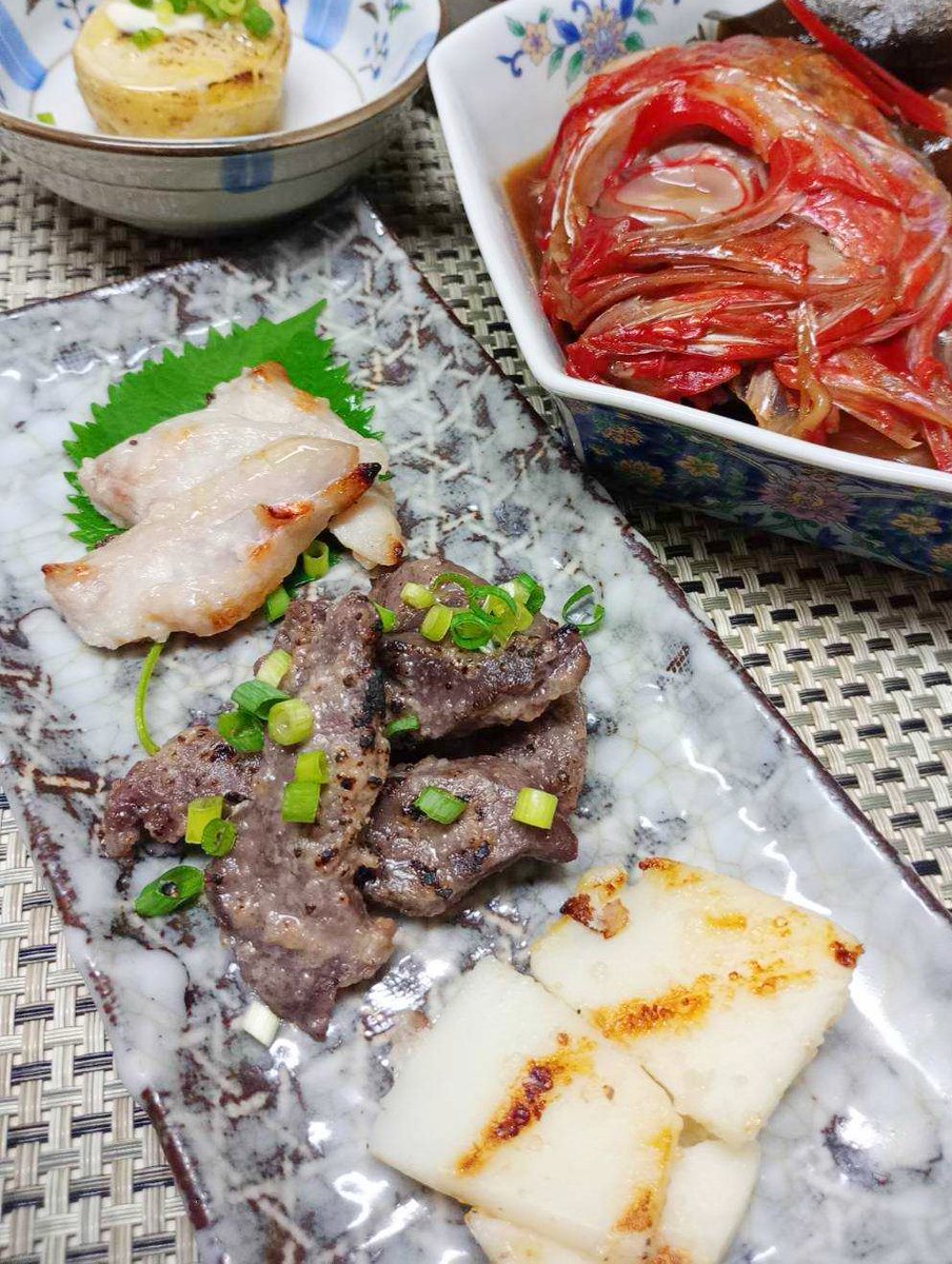 takamine164's tweet photo. そういえばこの日はマグロのノド肉というのを買ったんですが、1日目は短冊切りにしてにんにくやゴマ油と昆布茶であえてみたら、家族にめっちゃ好評でした。

次の日は刺し身の残りと一緒に麹漬けにして、焼きものに。
好物のキンメの兜煮もつけて、美味しい二日目の晩酌でしたー。
#おうちごはん https://t.co/xZbKehaeF0