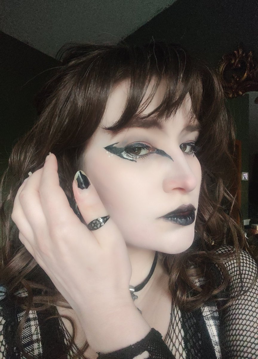 RogueSky5's tweet photo. Makeup on a Monday? Aw hell yeah lol

Goth makeup for a concert, the eyes took forever, but it was fun to experiment and contour with different shapes

Maybe I'll do a thread at the end of the year of all of my creative makeup https://t.co/4qi6zIn63i