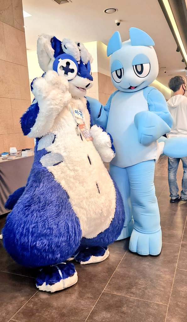 "있잖아... 사람들이 우릴 보고 있는거 같지 않아?"
"나만 믿어. 이럴 땐 입 다물고 손만 흔들면 되는거야."