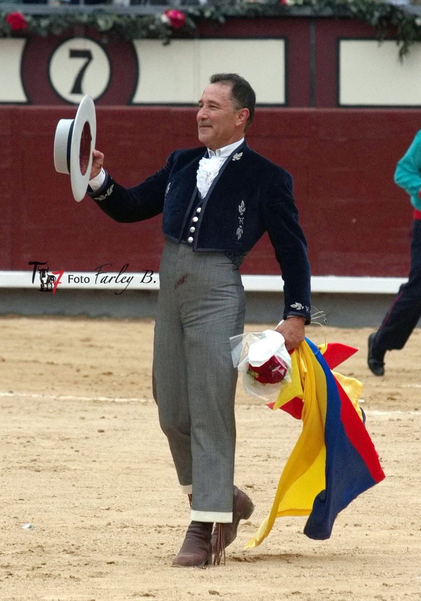 Tolaymaruja's tweet photo. El maestro César Rincón ya con pantalón de jubilado…Bienvenido maestro a la tercera edá. https://t.co/1w59CUqHqZ
