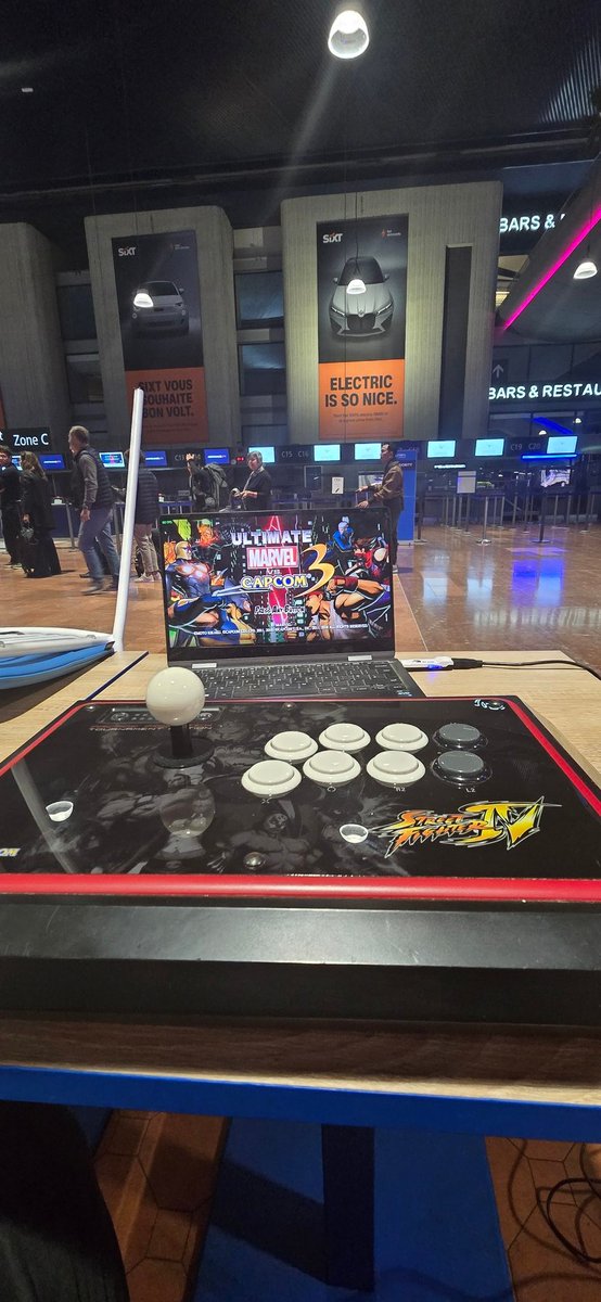 Got to Nice airport at 3:30am and there's no staff lmao, everyone's waiting around for them. 

You know the drill until they get here... #UMVC3 #DryGames